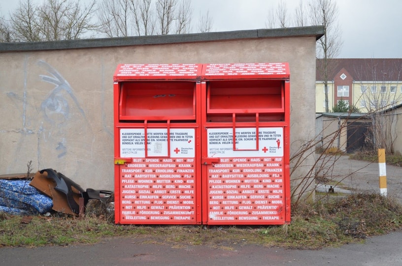 Deutsches Rotes Kreuz donation bin near the Aufnahmeeinrichtung, Eisenhüttenstadt. The facility is visible in the background. Image taken January 2019 by the author.